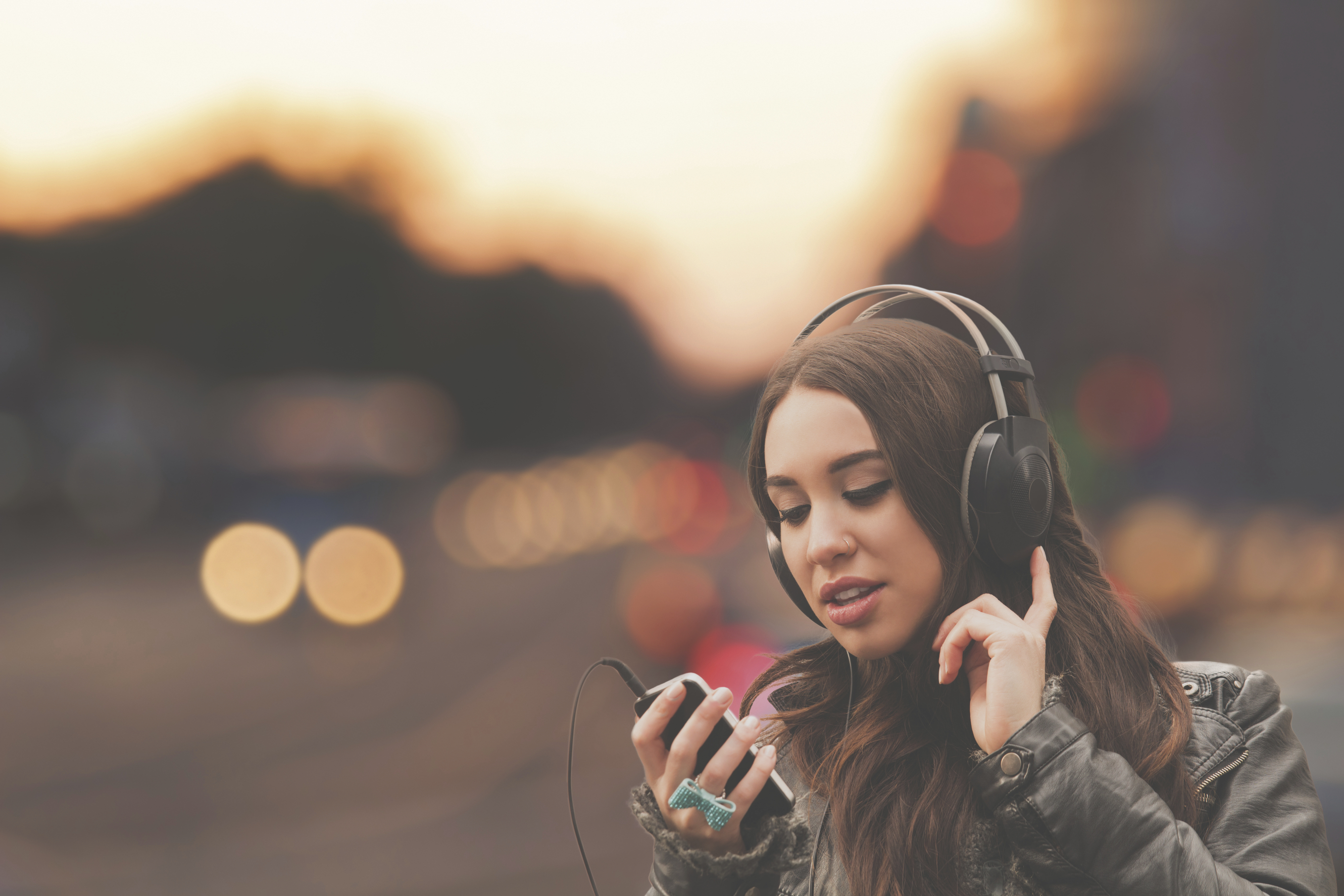 Красивая девушка слушает музыку